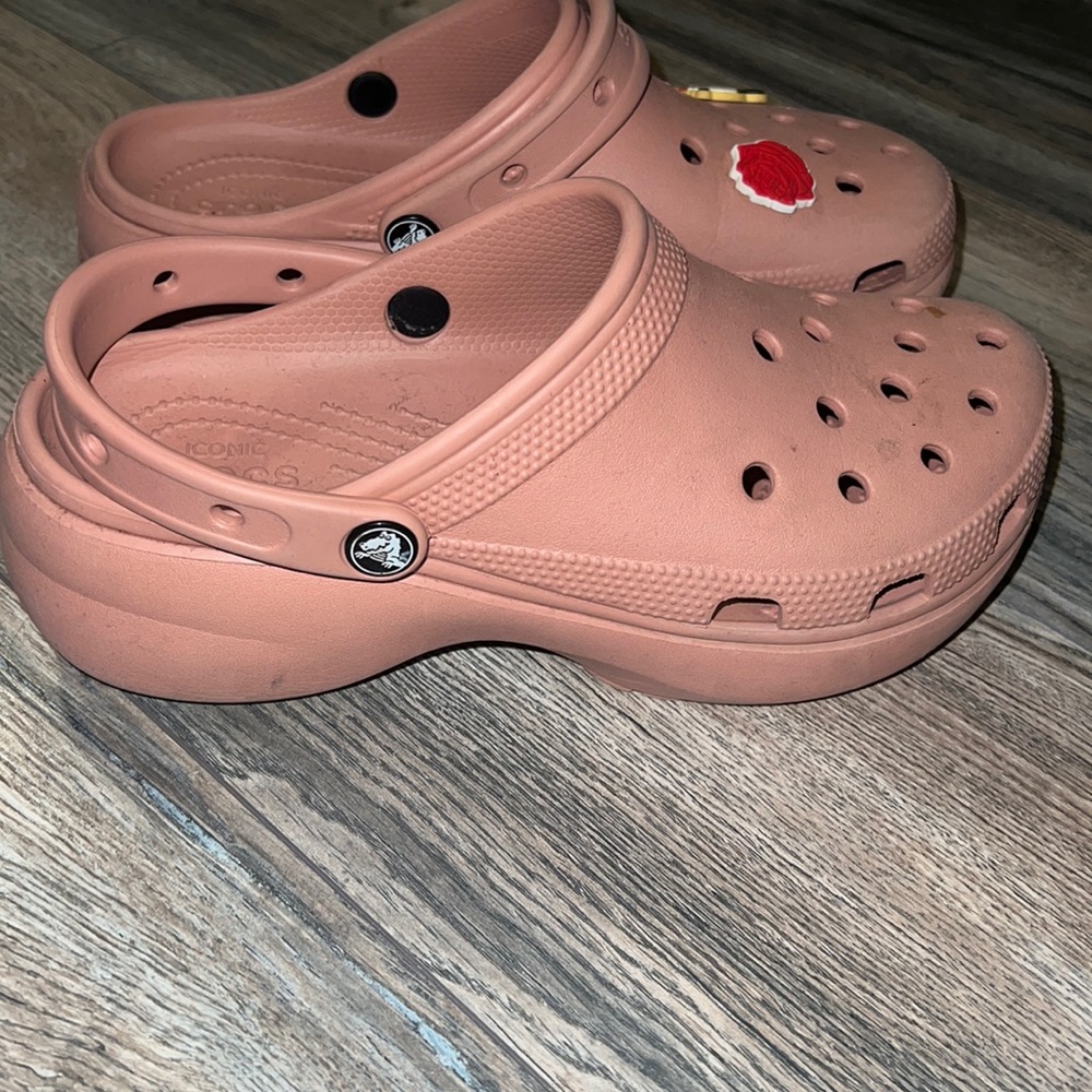 Platform Crocs pink